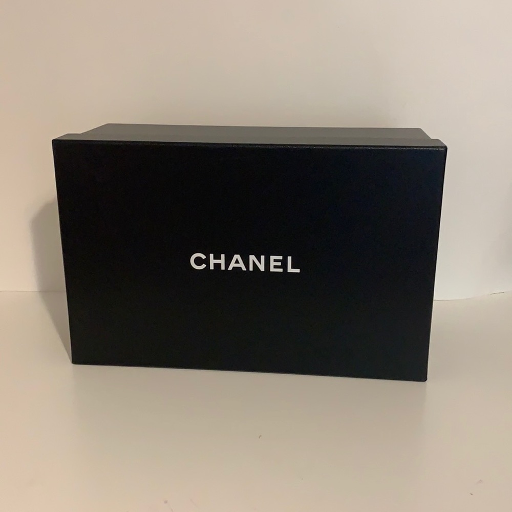 CHANEL shoe/gift box - Medium/Large